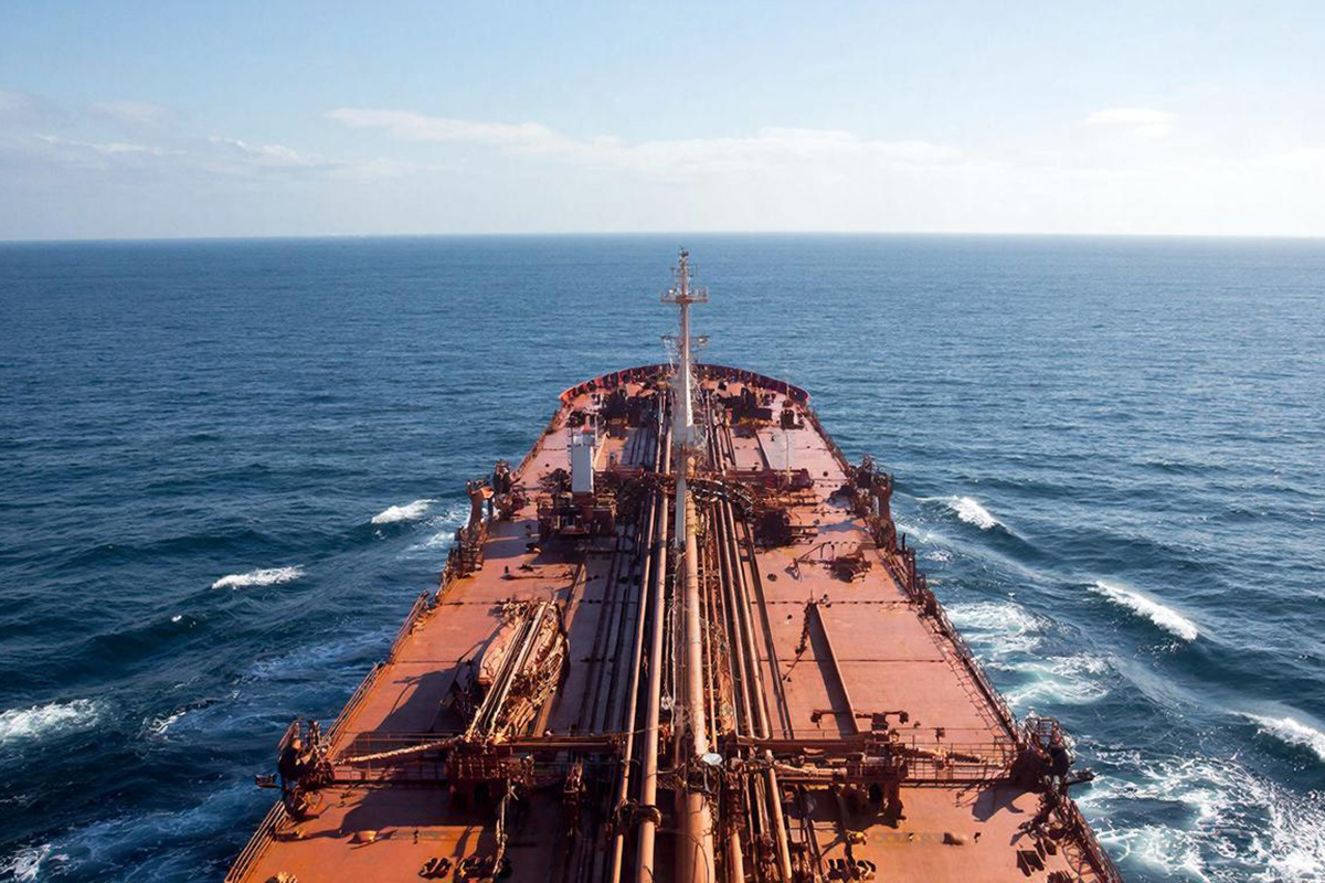 Через Ормузский пролив провозят приблизительно пятую часть мирового экспорта нефти.  Фото: Изображение сгенерировано с помощью ИИ / Светлана Возмилова