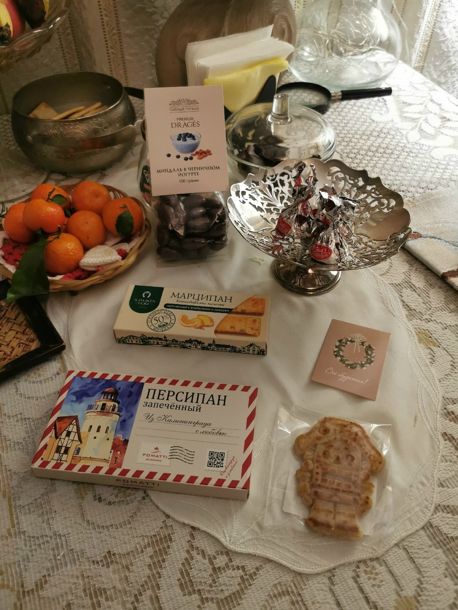 посылка от подруги из Калининграда. Очень понравился персипан на вкус!.. Ну и вообще я люблю именно запечённый марципан без шоколадов всяких сверху...