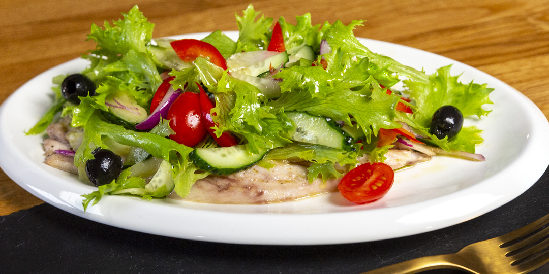 Запечённая скумбрия с свежим салатом