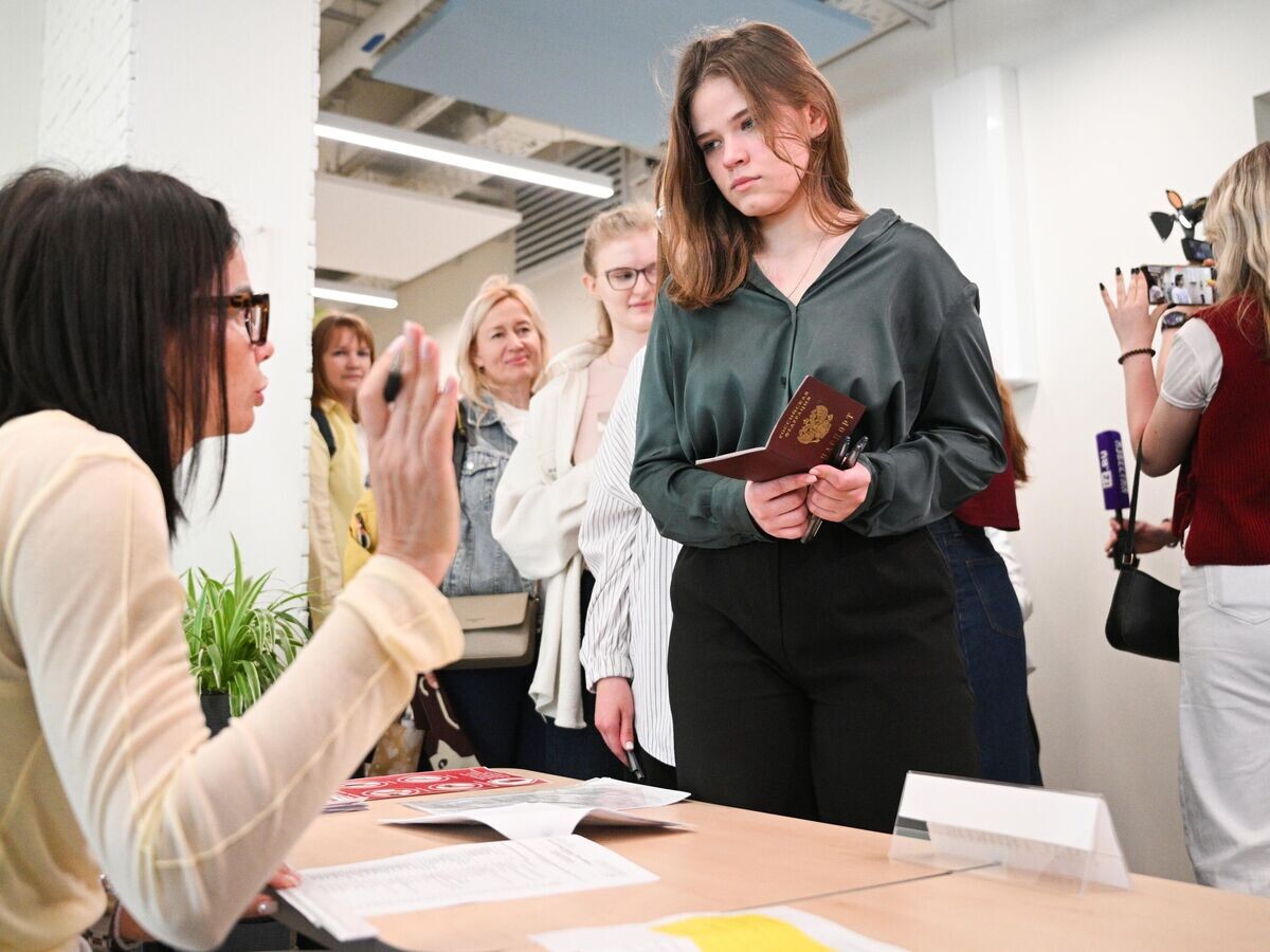    Ученики перед началом ЕГЭ по истории в школе № 281 в Москве | © РИА Новости / Рамиль Ситдиков