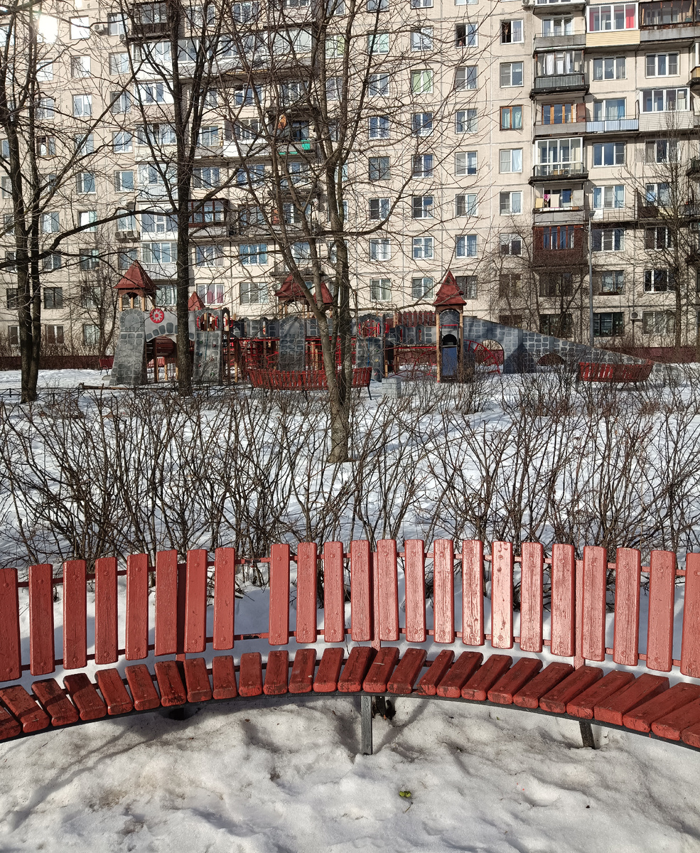 Вид на детскую площадку,так называемую "Паутинку"