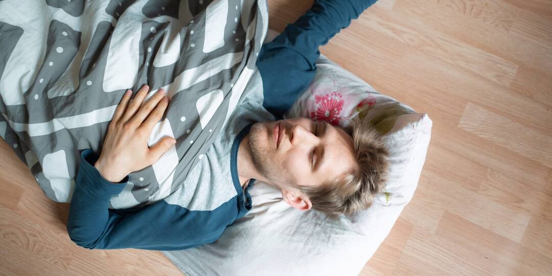 Сон на жёстком полу. Что будет через месяц со спиной