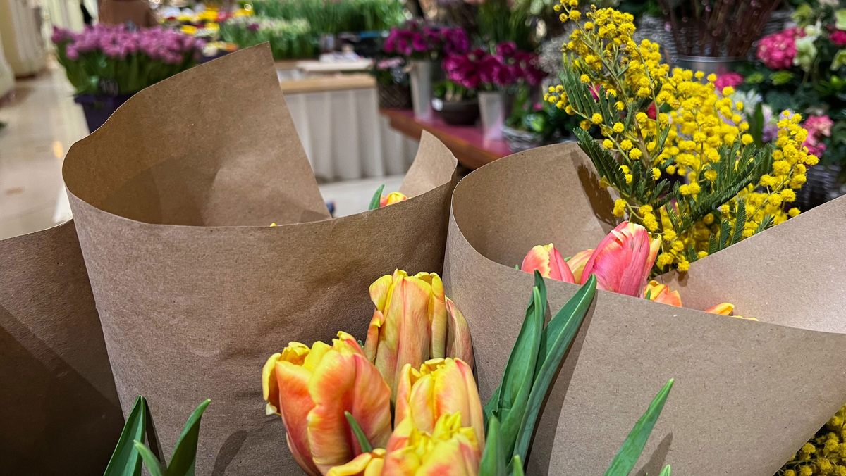    Букет бумажная обертка цветы тюльпаны АГН Москва