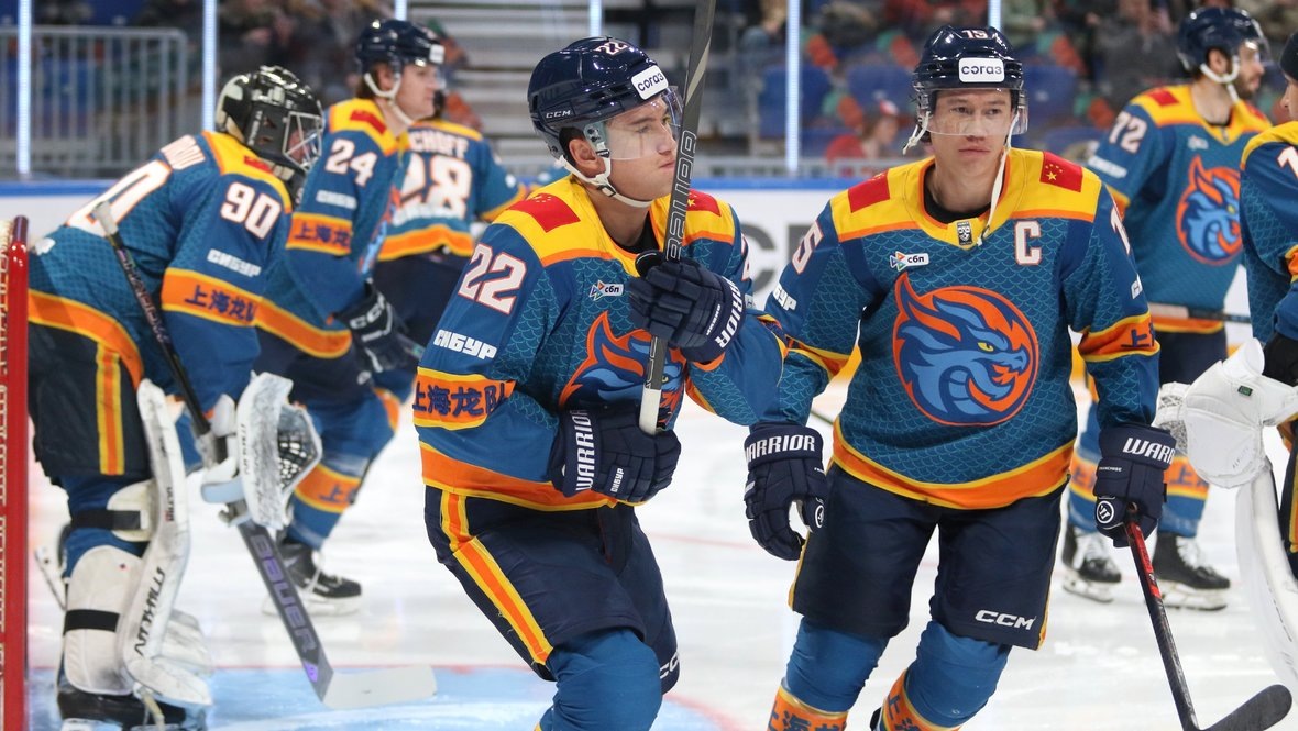    Хоккеисты «Шанхай Дрэгонс» Спенсер и Паркер Фу. Global Look Press