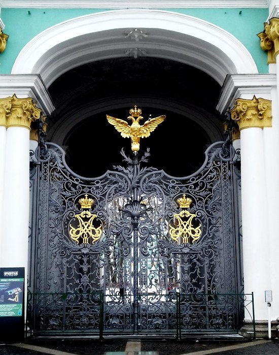 Въездные ворота Зимнего дворца с вензелями Александр 3 и его супруги /фото из личного архива, 2018/