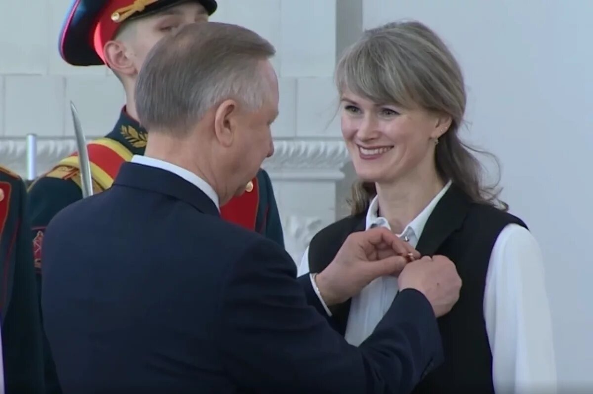    Александр Беглов наградил медсестер, спасших мальчика в Петербурге