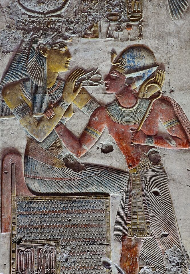 Изображение 1: Женщина с зеркалом на троне и работник