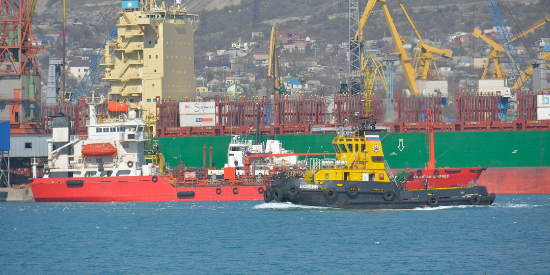 Поставки авто из ОАЭ в Россию встали: конфликт на Ближнем Востоке парализовал логистику через Иран