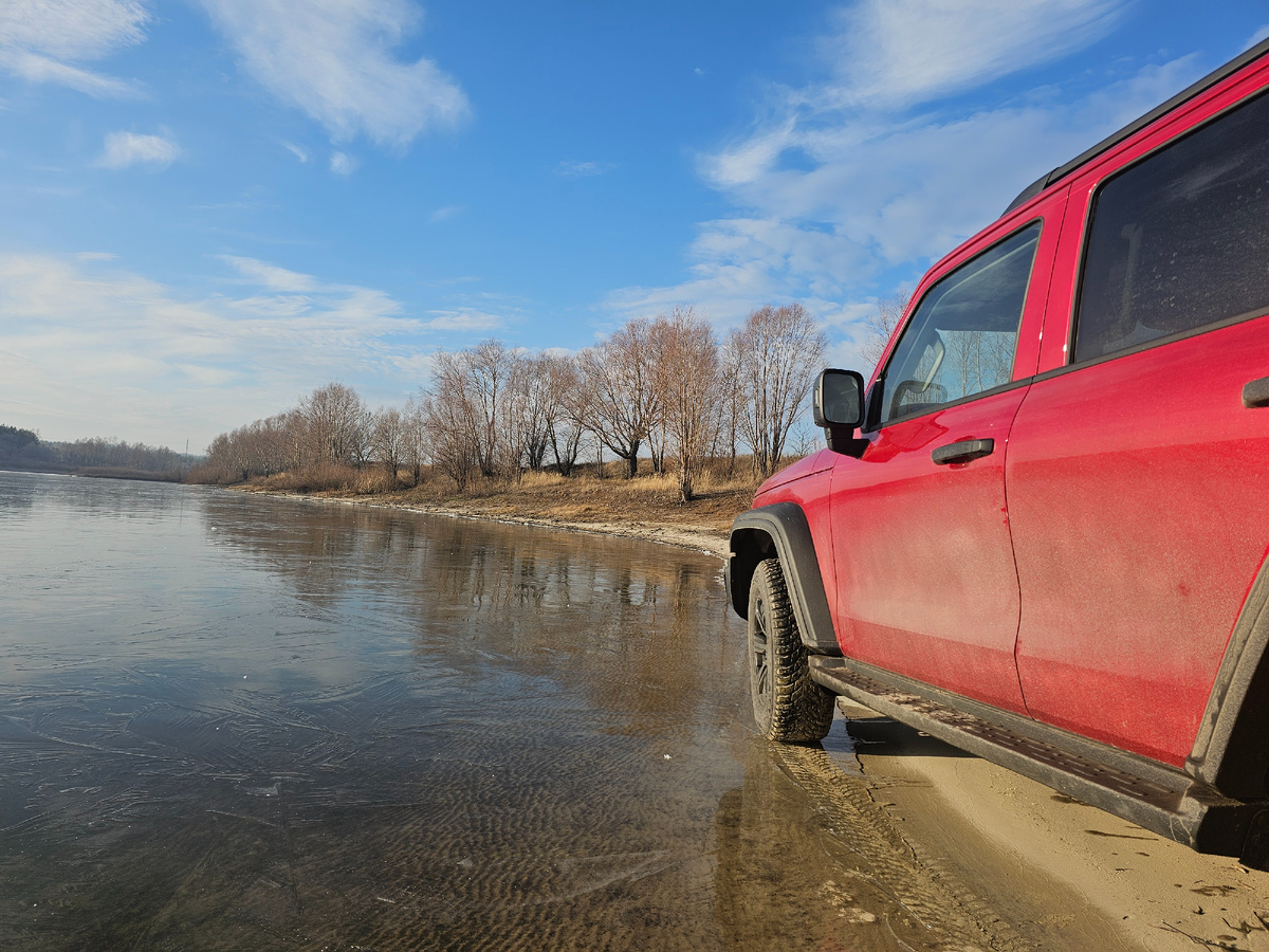 С Танчиком на озере. Появился уже лёд. 