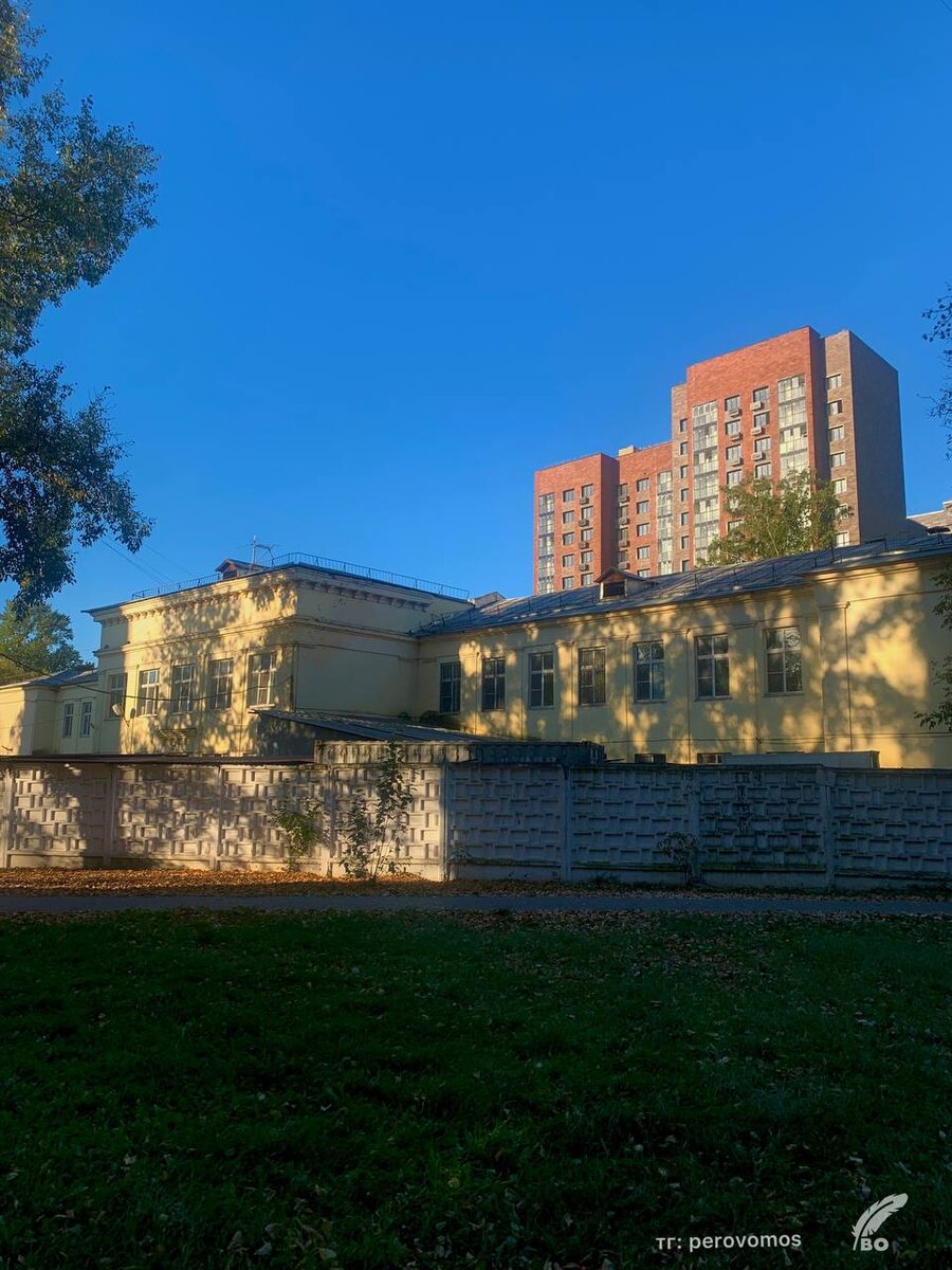ул. Плющева, влд. 4, на фоне строящийся дом по реновации Перовская 6А