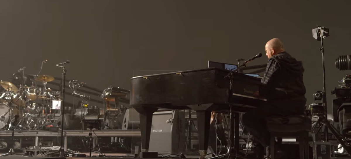 Питер Гэбриэл исполняет инструментальную версию на концерте 