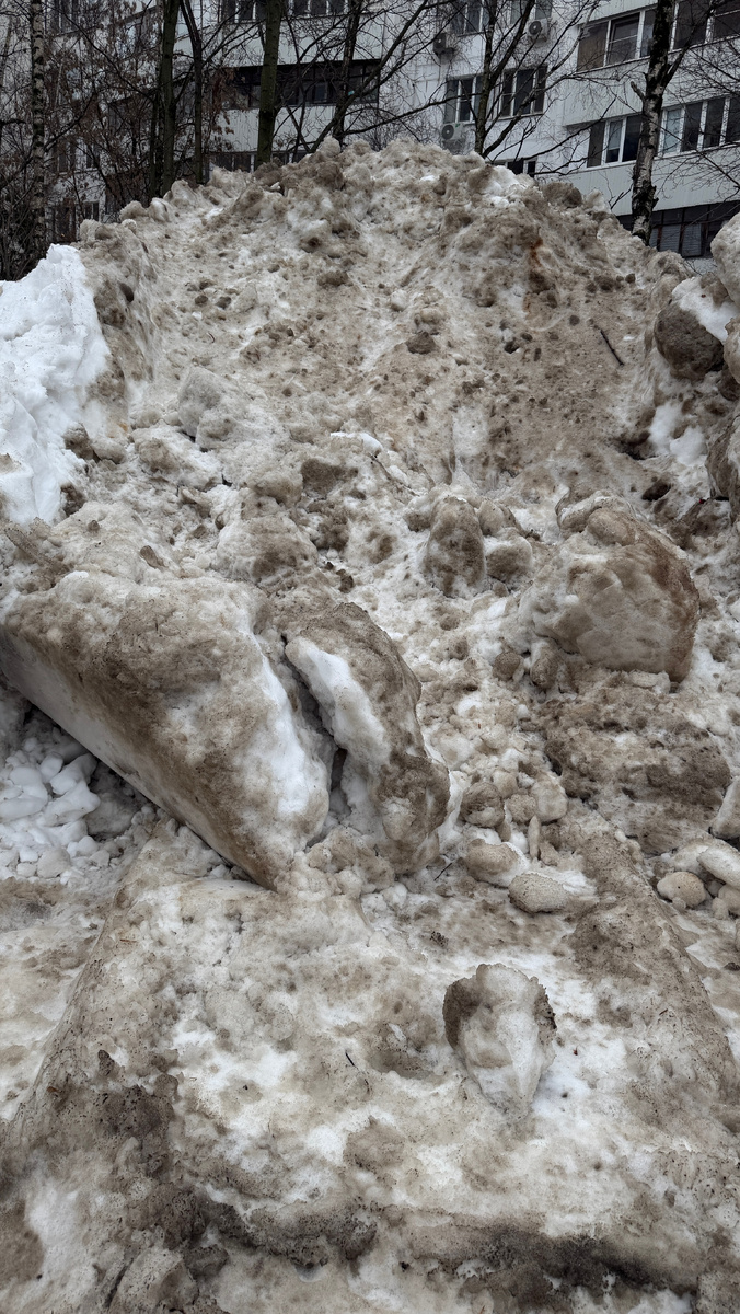 Вот этот рекордной высоты сугроб у моего дома в Москве еще 28 февраля был белоснежным, и вот 1-е марта наступило!