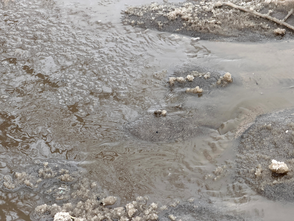 А на даче - самые настоящие ручьи: хоть кораблики пускай!