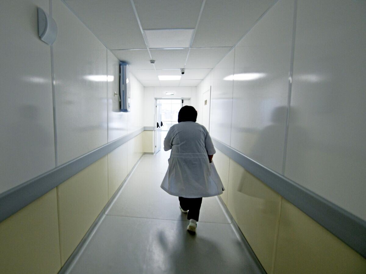    Работник медучреждения в коридоре | © РИА Новости / Таисия Воронцова