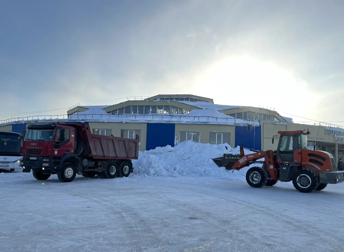    В Нефтеюганском районе проверяют крыши на предмет снега и наледи