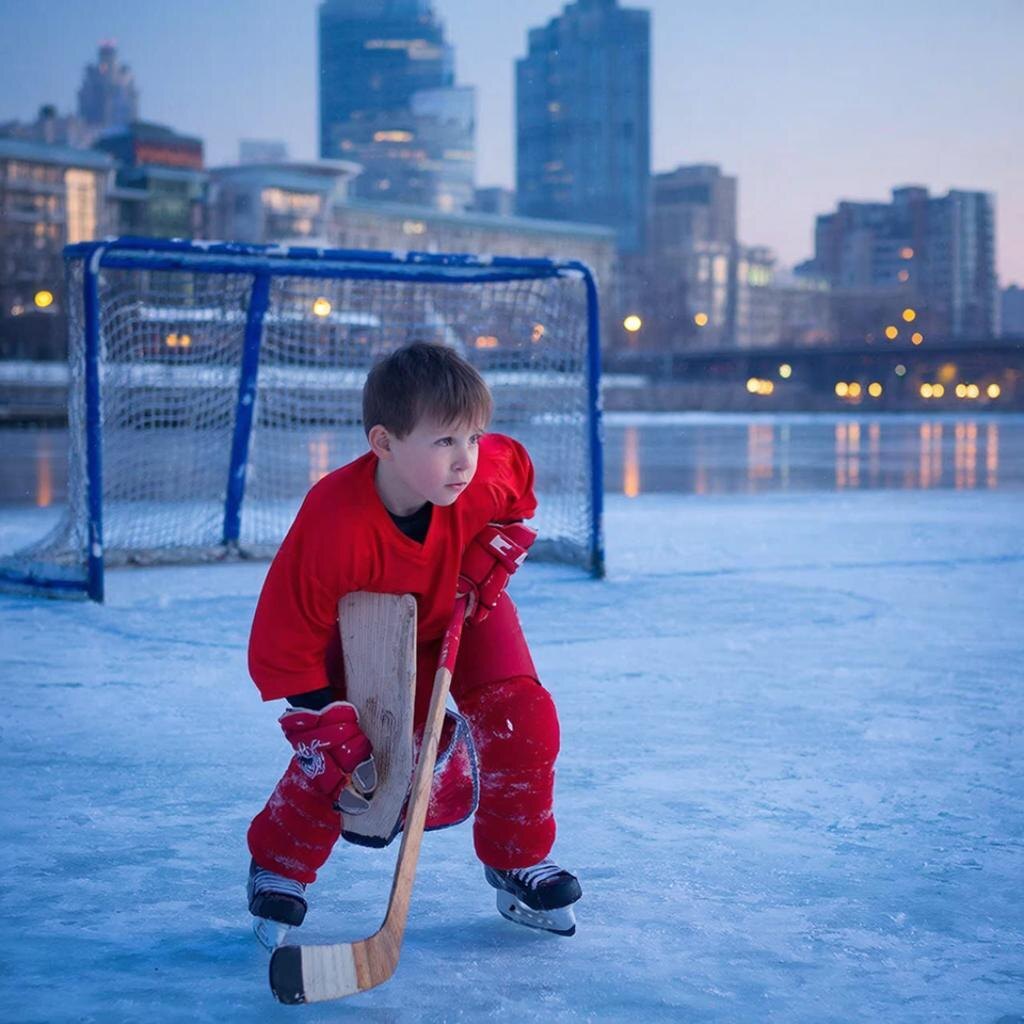 Что же за приспособу держит в руках, помимо клюшки, юный хоккеист?