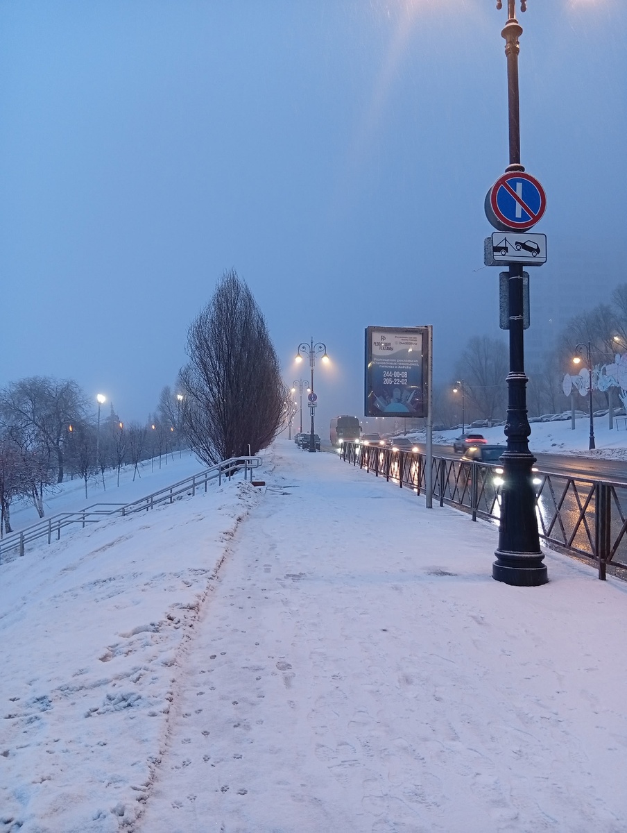 Там, вдалеке, в тумане - храм. Его не видно, но он есть. Самара, Волжский проспект. Фото автора