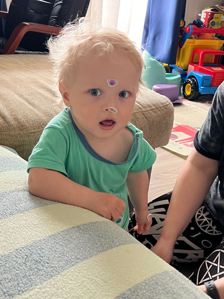 Ищем на лице наклейки