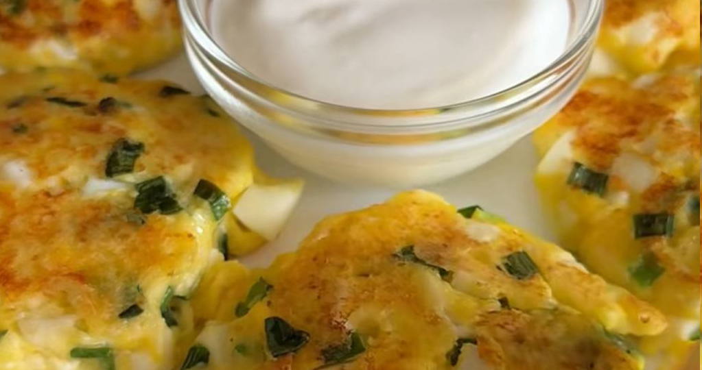 Самые ленивые и быстрые - Пирожки с яйцом и зеленым луком на сковороде - рецепт