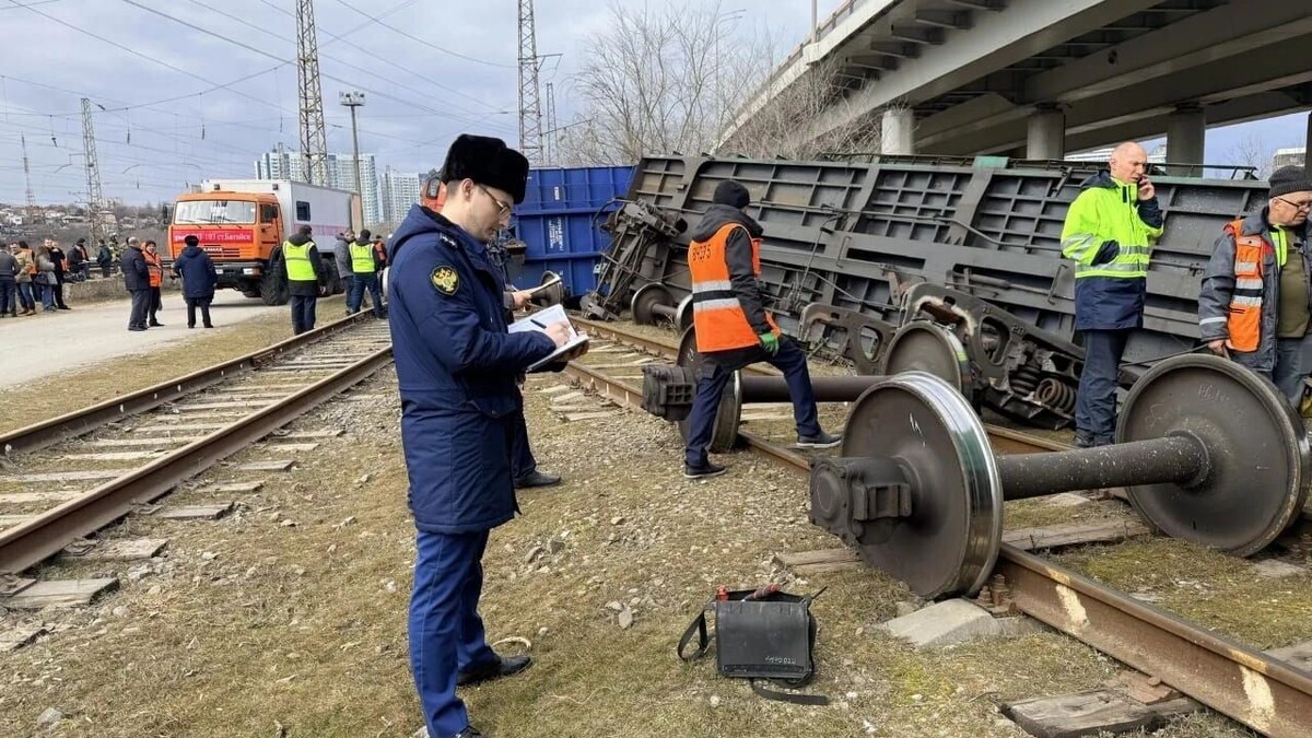    ЧП на железной дороге в Ростовской области. Что известно о поврежденных вагонах?   Южная транспортная прокуратура