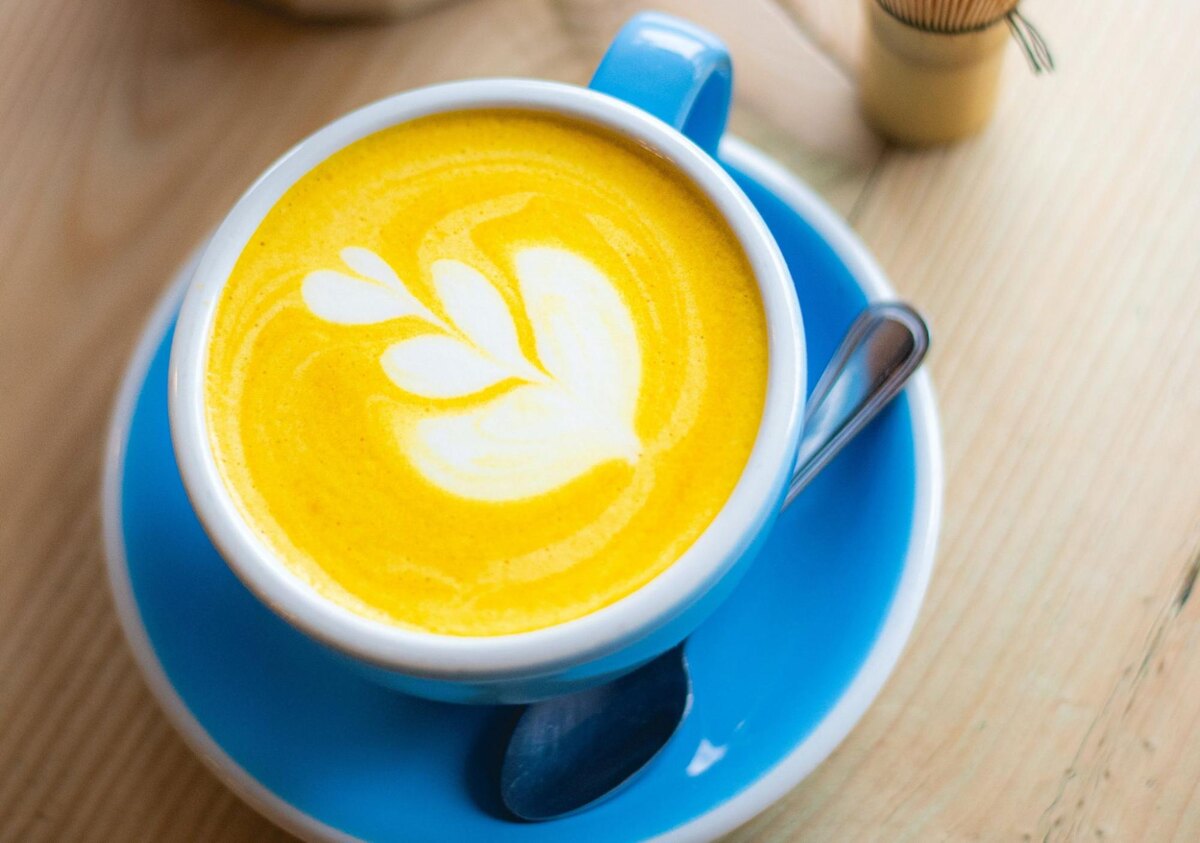 Иногда напиток готовят путем замачивания куркумы в кокосовом молоке или другой немолочной альтернативе. ©unsplash.com