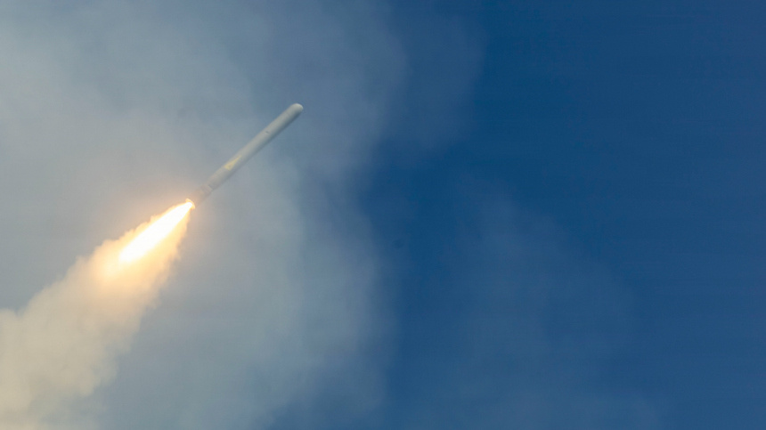    Фото: Reuters/U.S. Navy;/x.com/DeptofWar; 5-tv.ru