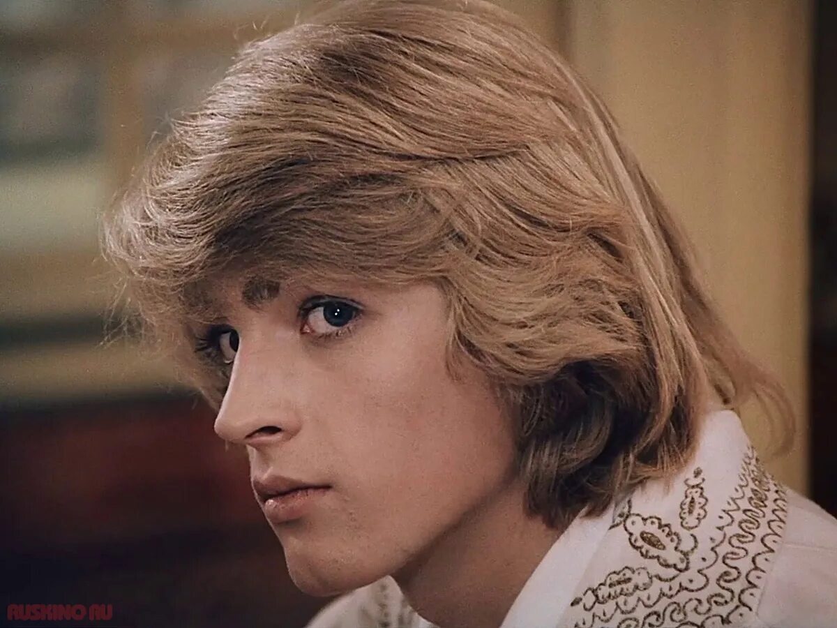 Патрик смотрит со значением. Кадр из фильма «Не покидай...»