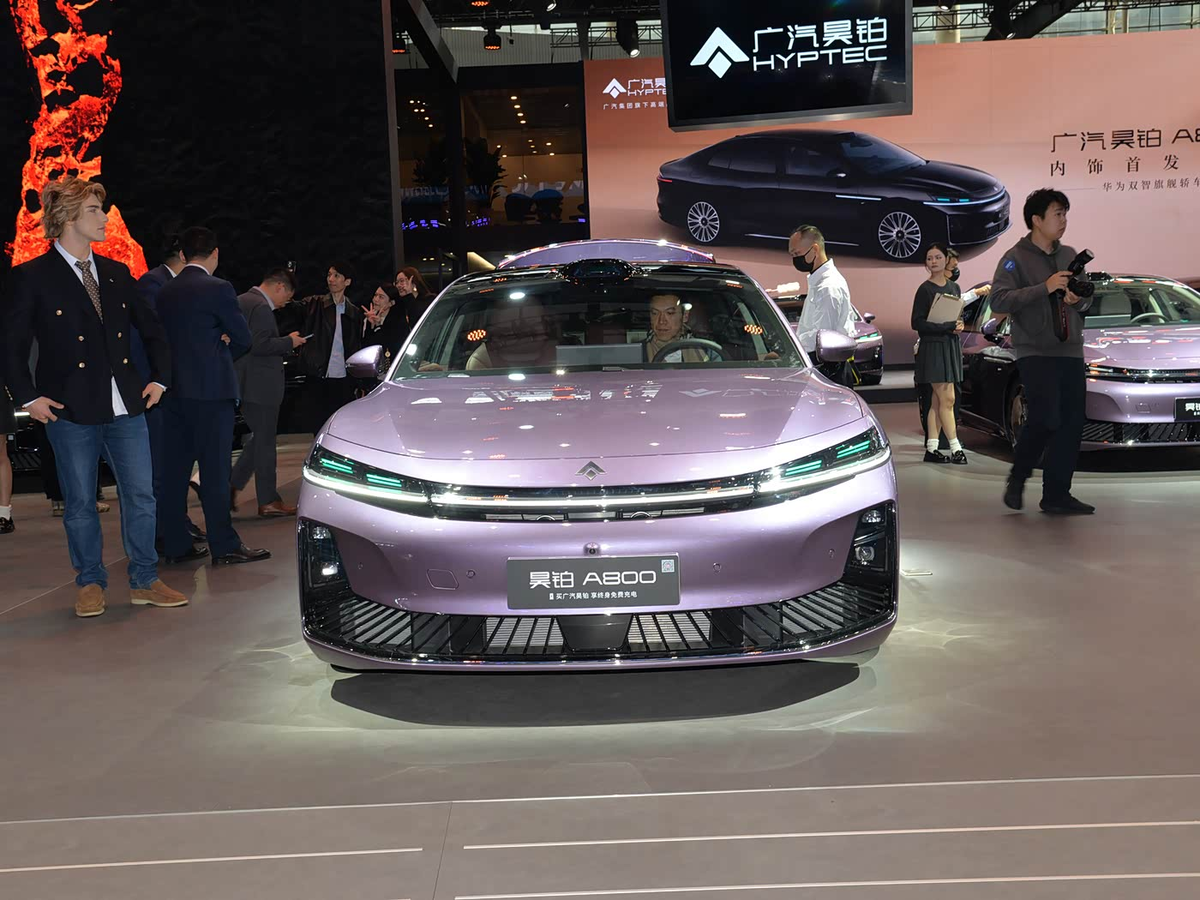 Передняя часть нового седана Hyptec A800