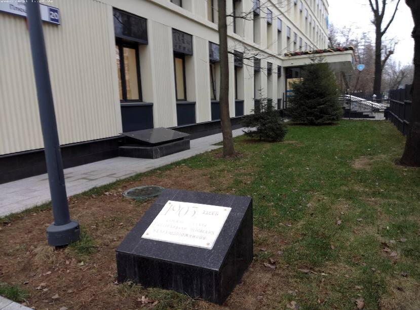 Мемориальная доска о расстреле перовских железнодорожников на небольшом постаменте у здания больницы (фото с дзен-канала «Путешествия с оптимизмом»)