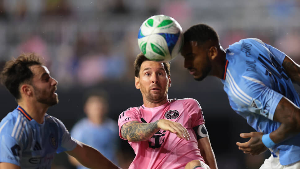 38-летний форвард «Интер Майами» Лионель Месси в 2025 году принял участие в 38 матчах, в которых забил 37 мячей и отдал 22 голевые передачи, и был признан самым эффективным атакующим игроком мира.📷Фото: Sam Navarro / Imagn Images / Reuters