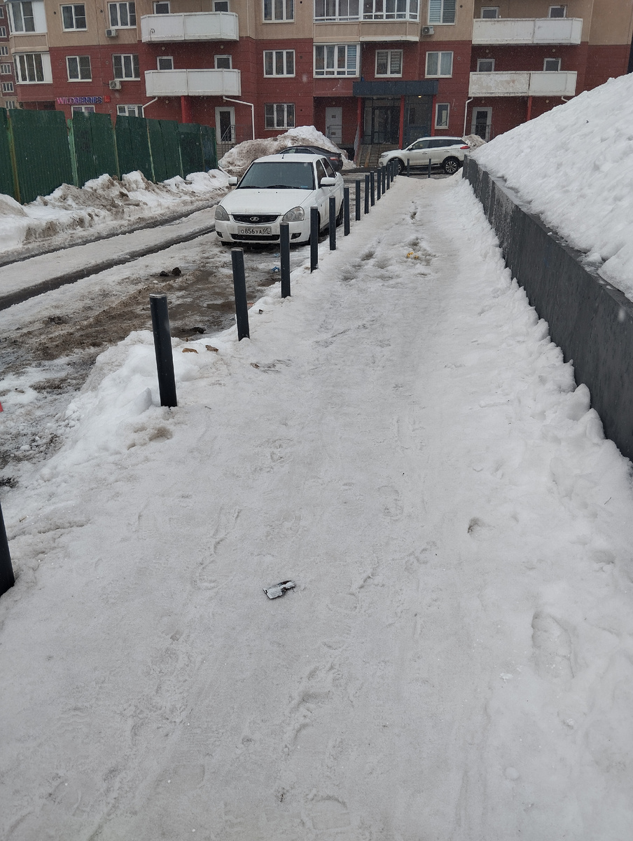 Это не мой дом, мой дом левее, там ещё через несколько сугробов надо перелезть