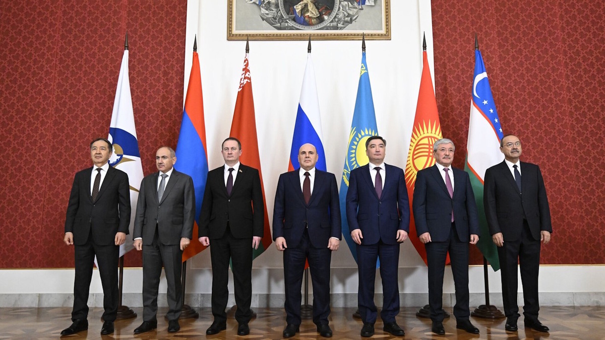    (Слева направо) Председатель Коллегии ЕЭК Бекжан Сантигаев, премьер-министр Армении Никол Пашинян, премьер-министр Белоруссии Александр Турчин, премьер-министр России Михаил Мишустин, премьер-министр Казахстана Олжас Бектенов, премьер-министр Кыргызстана Адылбек Касымалиев и премьер-министр Узбекистана Абдулла Арипов. Источник: пресс-служба Правительства России.