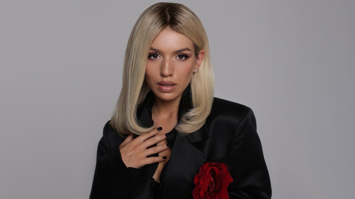 «Она как кукла — ненастоящая. Наверняка всё лицо переделано», — типичный комментарий под фото Люси. Хотя доказательств никаких — одни догадки.