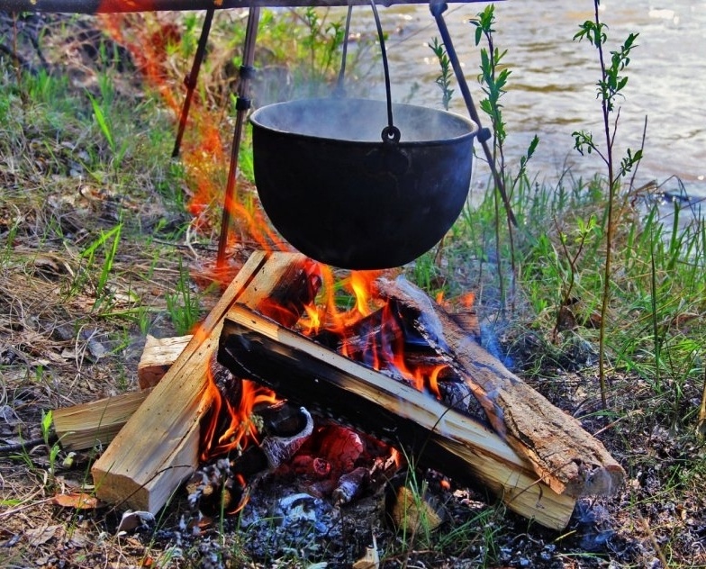 Уху, приготовленную в котелке, прямо на берегу водоема, не сравнить с домашней...