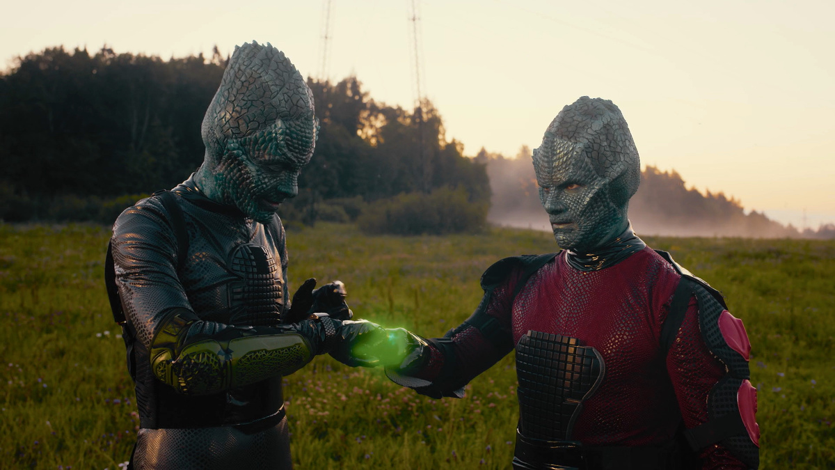 Кадр из кинофильма "Отдохнуть по-людски", 2025 г., режиссер Андрей Никифоров, сценаристы Рамиль Карипов, Дмитрий Казначеев, Мария Алексеева, композиторы Игорь Бабаев, Илья Зудин (скриншот)