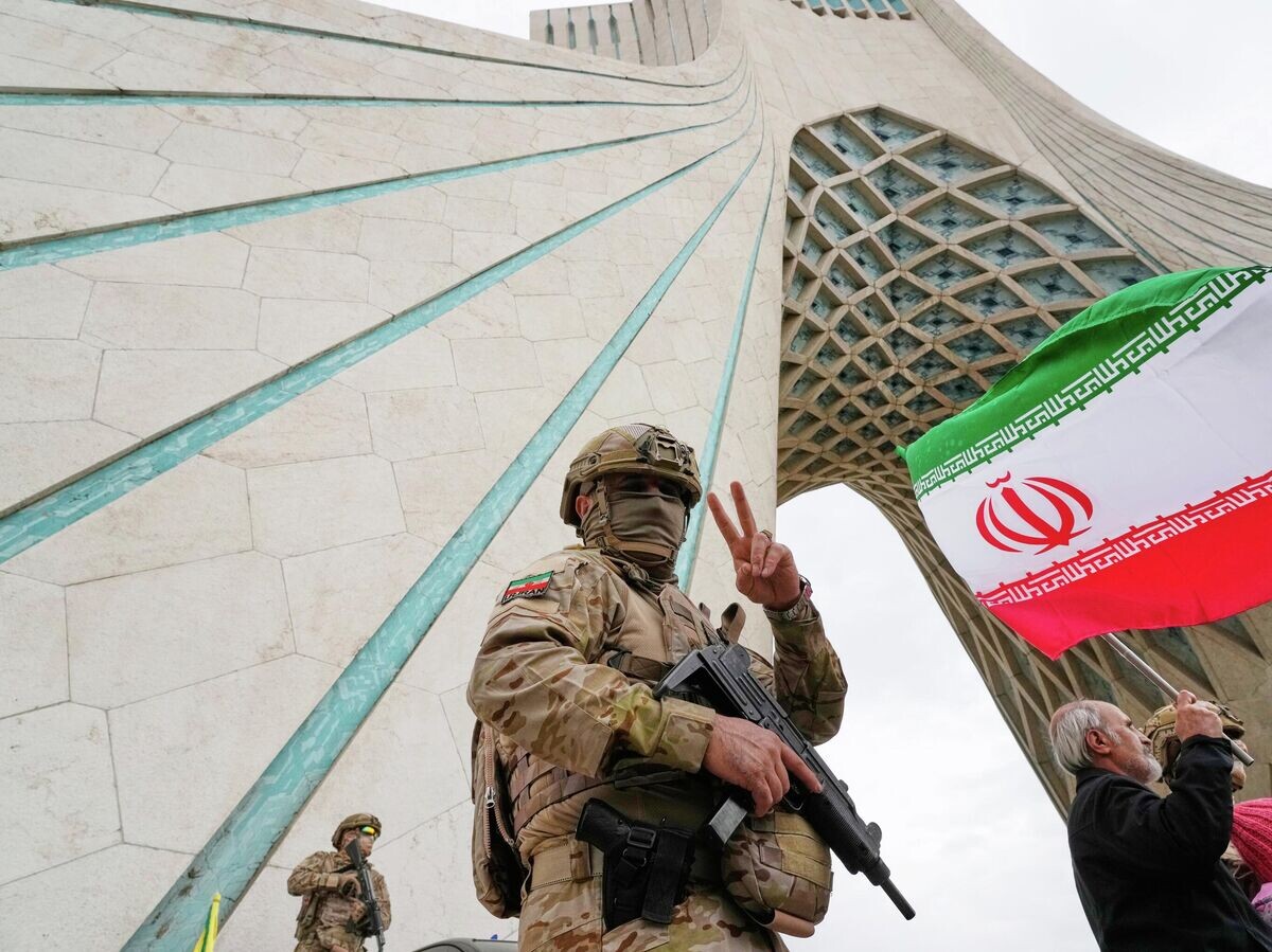    Член Корпуса стражей исламской революции Ирана в центре Тегерана | © AP Photo / Vahid Salemi