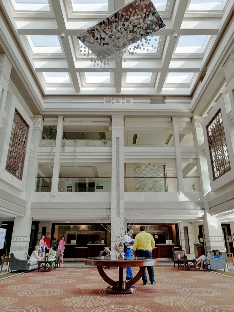 В лобби отеля.