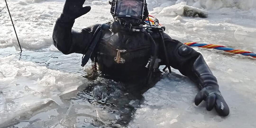 Парень работает полицейским водолазом и стал седым уже в 25 лет