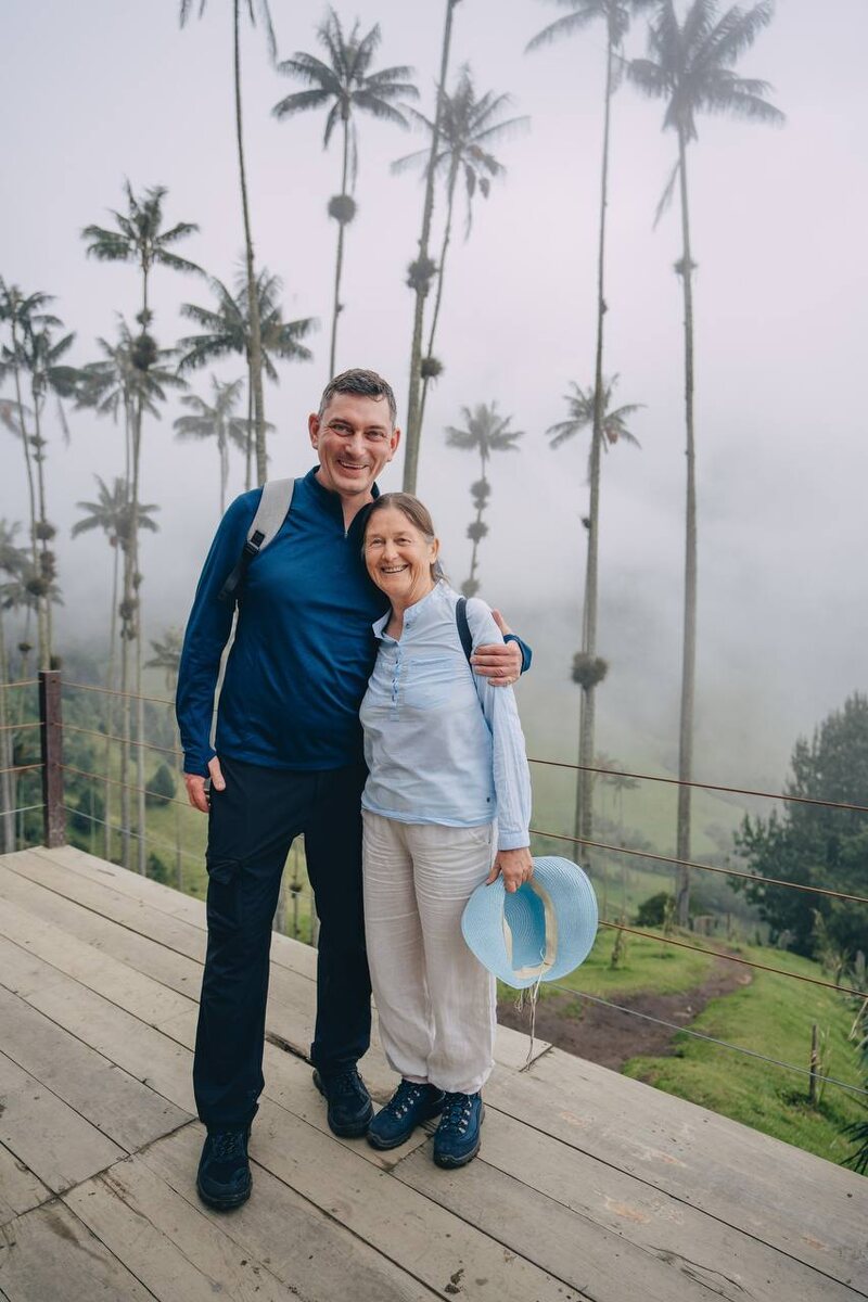 Хочу попробовать на канале новую рубрику - «Знакомство месяца».
Про людей, которых я встречаю в поездках и на своем пути, и которые чем-то цепляют. Иногда одной фразой, а иногда отношением к жизни.
Сегодня - про Надежду Айслер.
Мы познакомились в нашей поездке в Колумбию. Это уже её второй тур с нами. Первый был в Туркмению с Татьяной Мужицкой

Надежда родилась во Владивостоке, потом жизнь сложилась так, что она работала в Европе, преподавала там немецкий язык и со временем обосновалась в Швейцарии, где и живёт сейчас.
Надежде 76 лет.

Я ни разу не встречал людей этого возраста с такой созидательной энергией и страсти к жизни .
В Колумбии она вместе со всеми:
- каталась на лошадях,
- поднималась в горы,
- прошла треккинг около 15 километров,
- спокойно переносила жару.
- училась танцевать сальсу (купив специально для этого самые дорогие туфли в своей жизни)
Она была полноценной частью группы без каких-то скидок на возраст. 

Но дело даже не в физической форме, а в том, что в ней есть любопытство к жизни. Она много интересуется, легко включается в разговоры, смеётся, танцует и никого не поучает как им правильно жить. Она пишет стихи, записывает собственные песни и пишет книги!

Одна её фраза меня очень зацепила;
«Жить по-настоящему я начала только после шестидесяти одного года, после того, как попала в кому. До этого времени я как будто не понимала себя».
Я до сих пор думаю об этой фразе.

Мы часто переживаем, что что-то не успели к сорока или пятидесяти. А рядом сидит человек, который говорит: «я начал жить после шестидесяти одного».
Честно скажу, когда смотришь на таких людей, думаешь только о том, что тоже хочешь так в её возрасте: не замедляться, не сужать жизнь до дивана,  телевизора и огорода, а продолжать двигаться, ездить, смотреть мир и радоваться.
И, конечно же, не терять интерес к нашей такой короткой жизни.
Спасибо вам, Надежда, за этот пример ♥️.

#Знакомство_Месяца