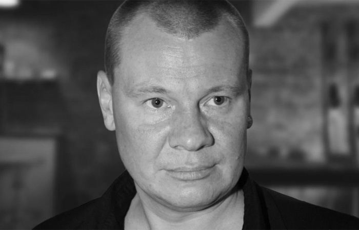 Жизнь в кадре, болезненный развод и пьяный дебош в баре: что сгубило Владислава Галкина