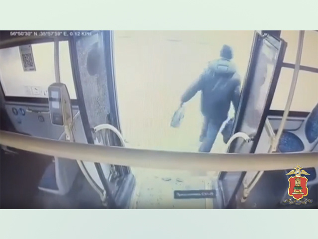 В Твери пассажир назло разбил стекло в двери автобуса. Возбуждено дело