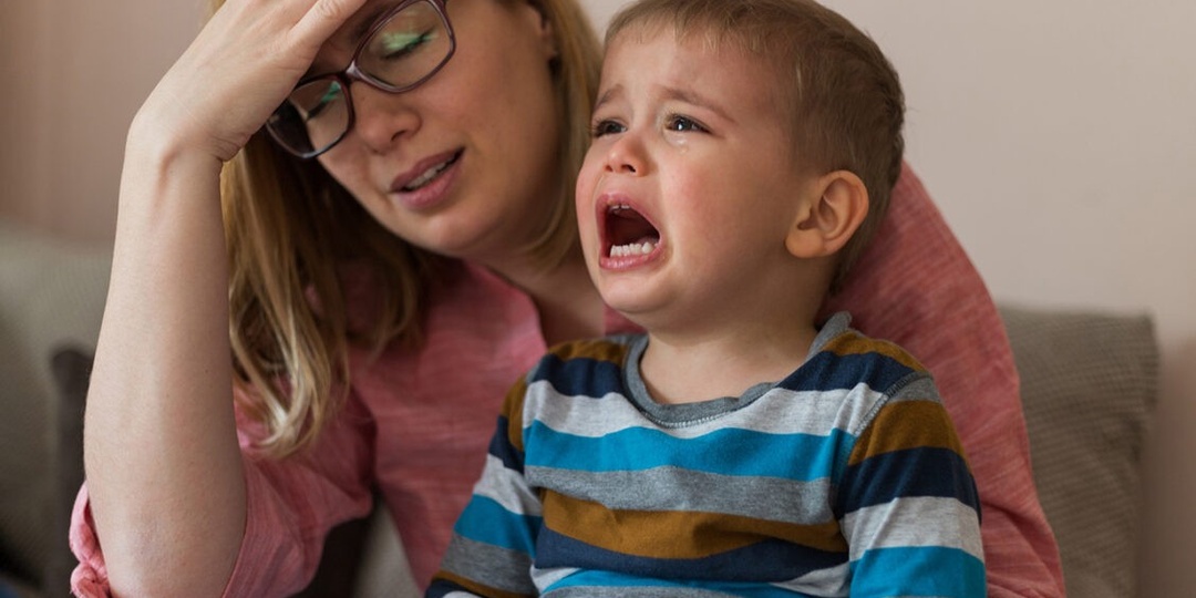 Соседка угрожает вызвать опеку, когда мой сын плачет. Что делать?