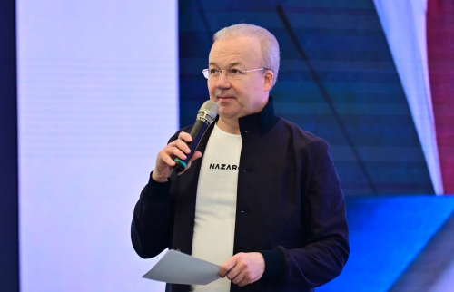     Андрей Назаров студенттар менән осрашты