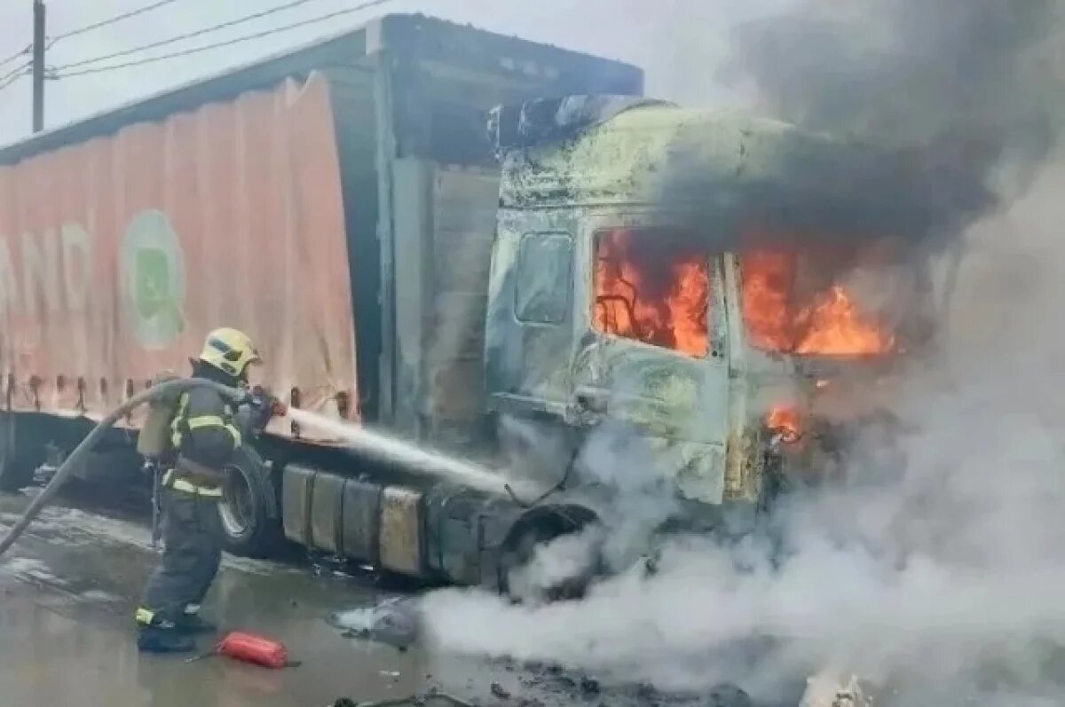    В Тверской области на трассе М-10 загорелась фура