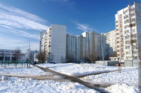 📝 Типовая застройка Зеленограда — одинаковые панельки, пустые дворы, серое небо
 🔗 Источник: https://zelenograd24.ru/photocity/t/?show=33850&LOCATION=Микрорайон%20№15