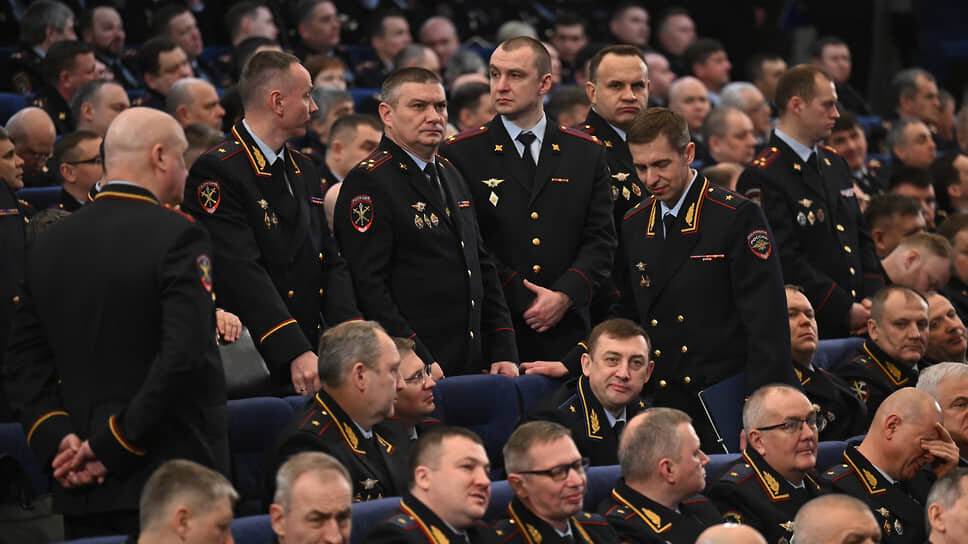 Пятый ряд в зале стоит во что бы то ни стало.📷Фото: Дмитрий Азаров / Коммерсантъ