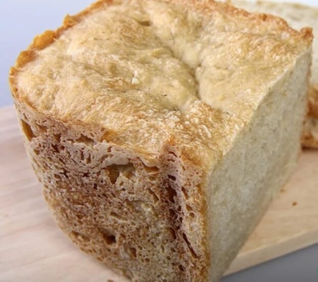 Вот так чаще всего выглядит неудачный хлеб : осевшая верхушка хлеба и резиновый мякиш.