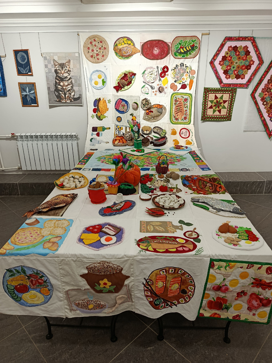 Снимок сделан на одной из прежних выставок, ссыллка на видеообзор добавлена в финале этой статьи