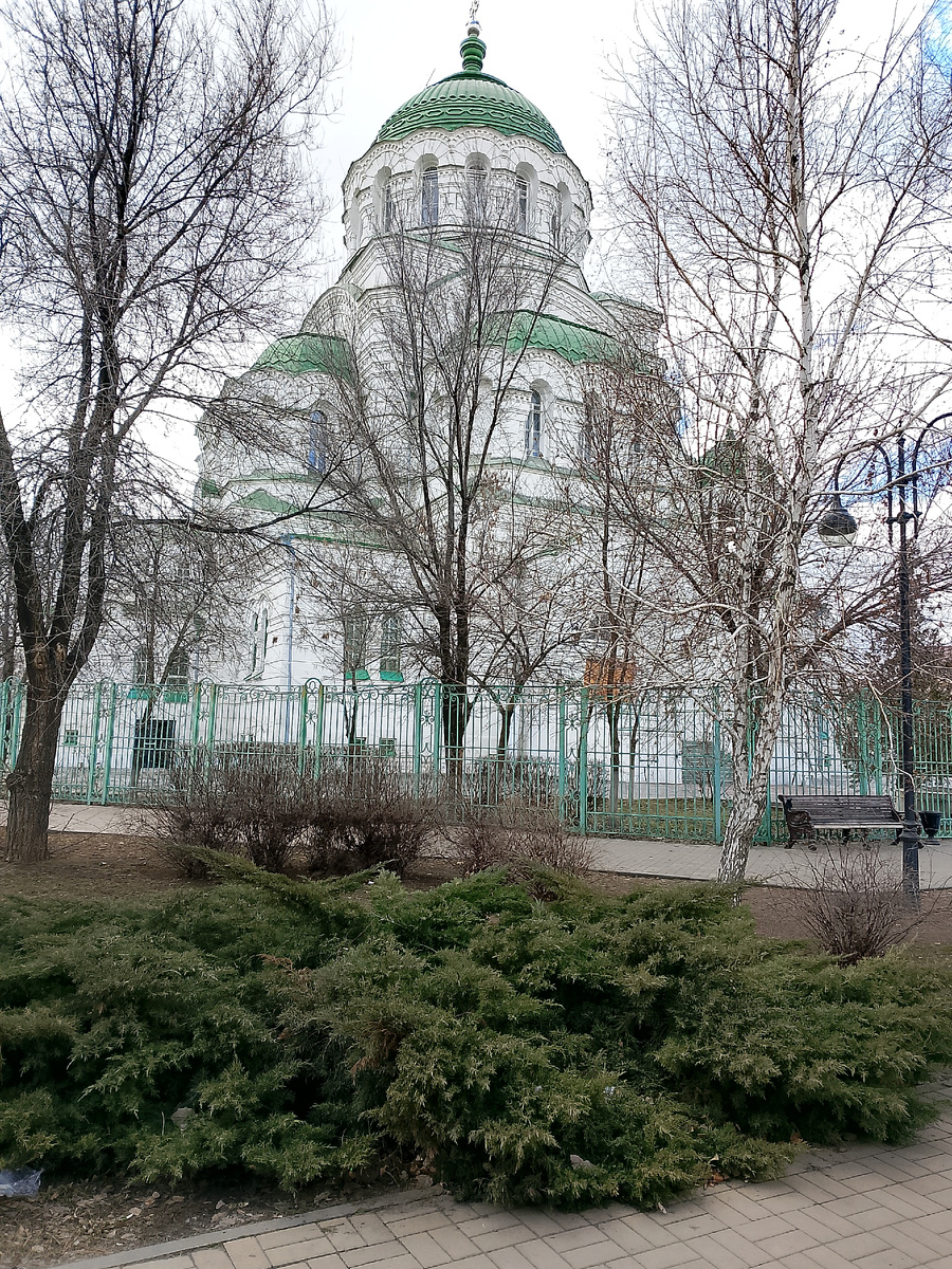 Астрахань. Храм Святого Владимира. Строился в честь 900-летия крещения Руси в 1895 году. В 1967 году храм был переоборудован под автовокзал, в связи с чем были закрашены все образы православных святых. 27 июля 1999 года храм вернули Русской православной церкви.