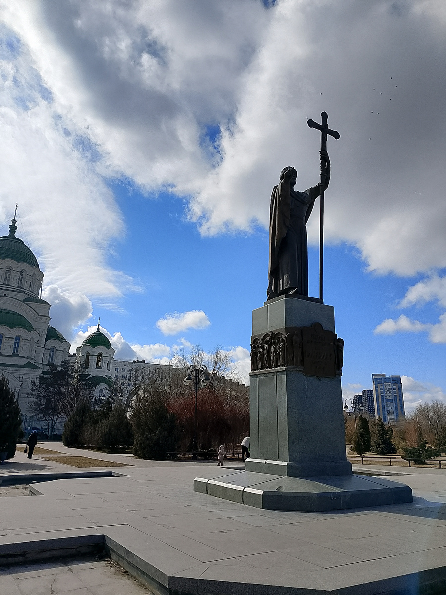 Памятник князю Владимиру, инициатору принятия Крещения на Руси.
